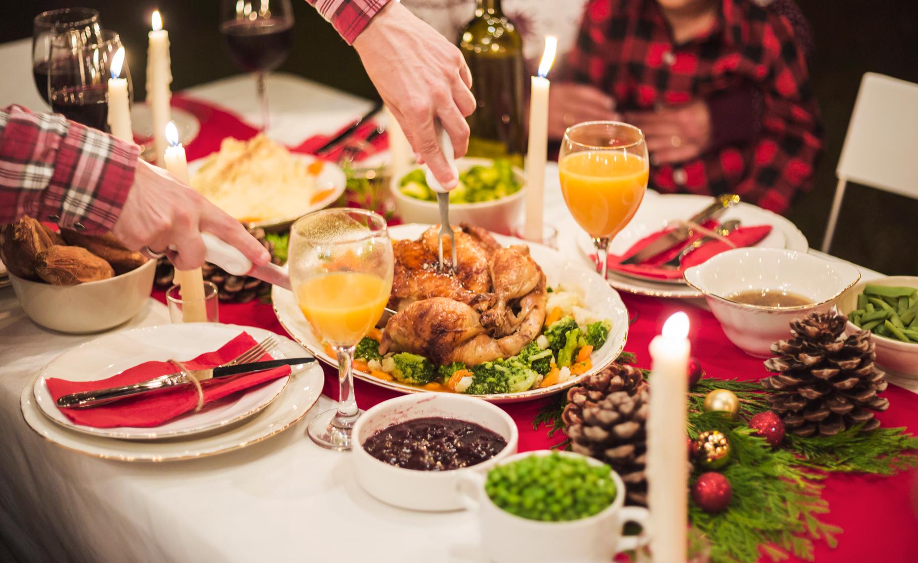 mesa bem decorada para o natal